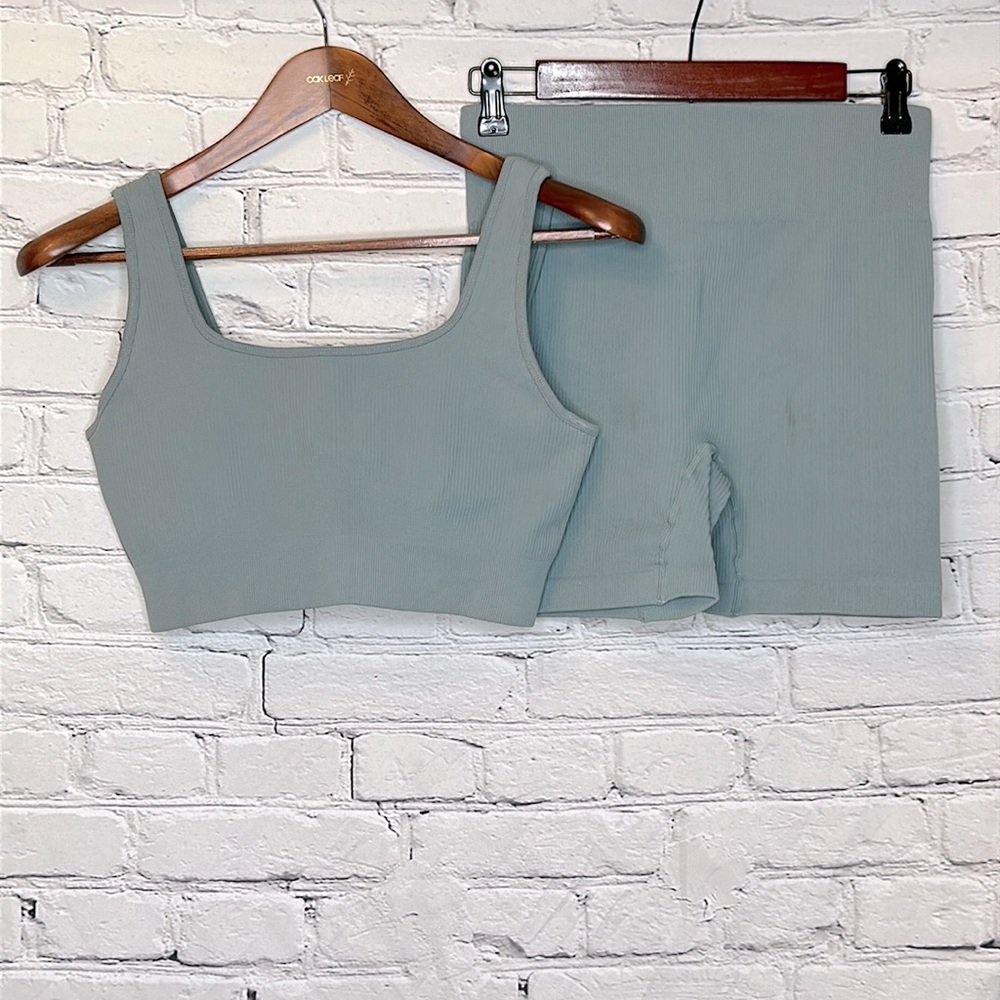 Two-Piece Ribbed Green Exercise Set Size Medium Excellent Condition